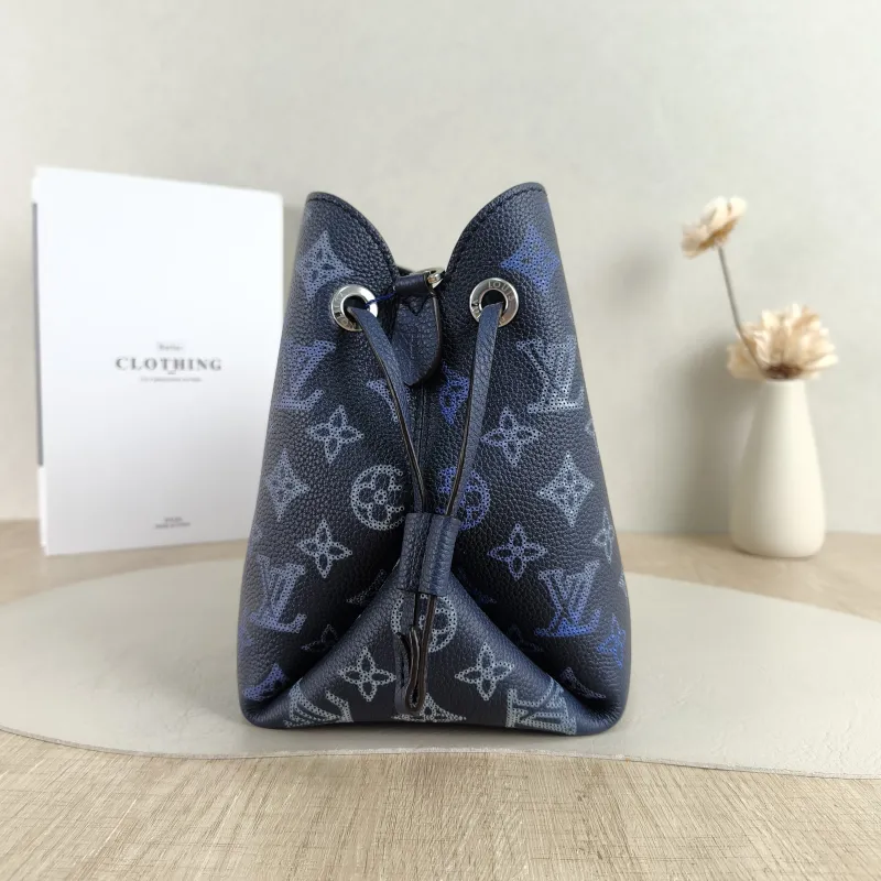 Louis Vuitton Crossbody Bag BELLA · Calfskin One Size 22 × 14 × 19 cm — detail view 1 of 9