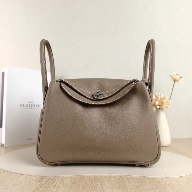Hermès Crossbody Bag Lindy 26 Evercolor Calfskin Small 26 × 12 × 18 cm G