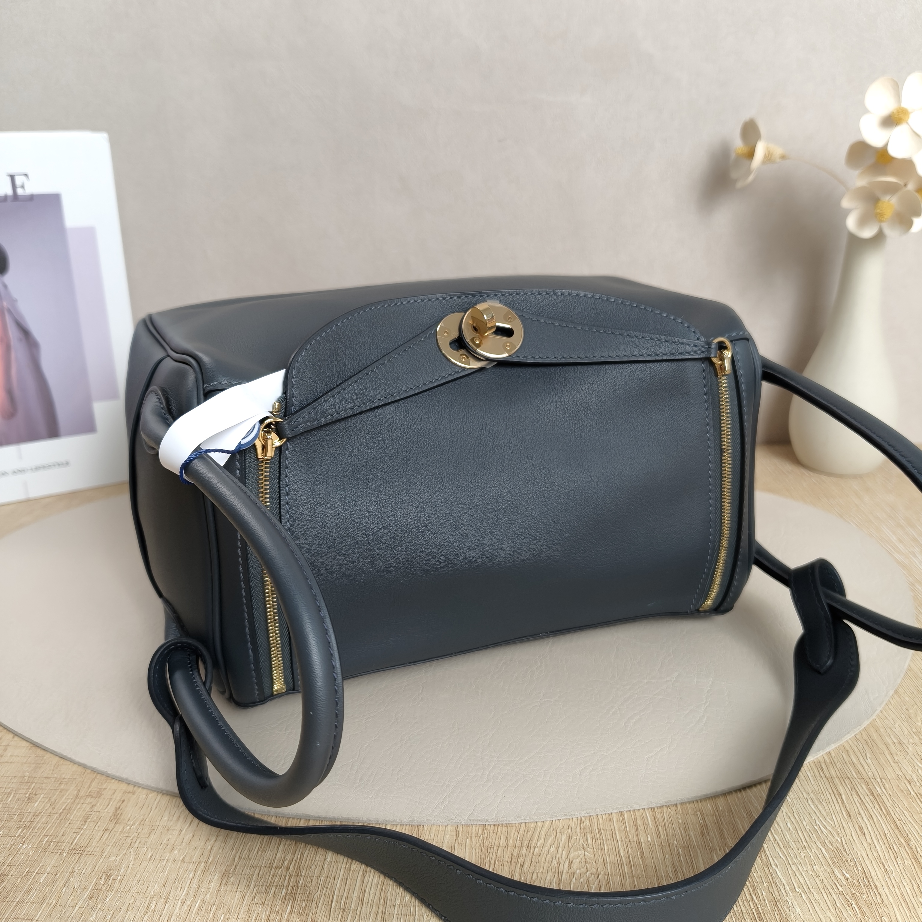 Hermès Crossbody Bag Lindy 26H0 89Black Calfskin Small26 × 12 × 18 cm — cover view 10 of 12