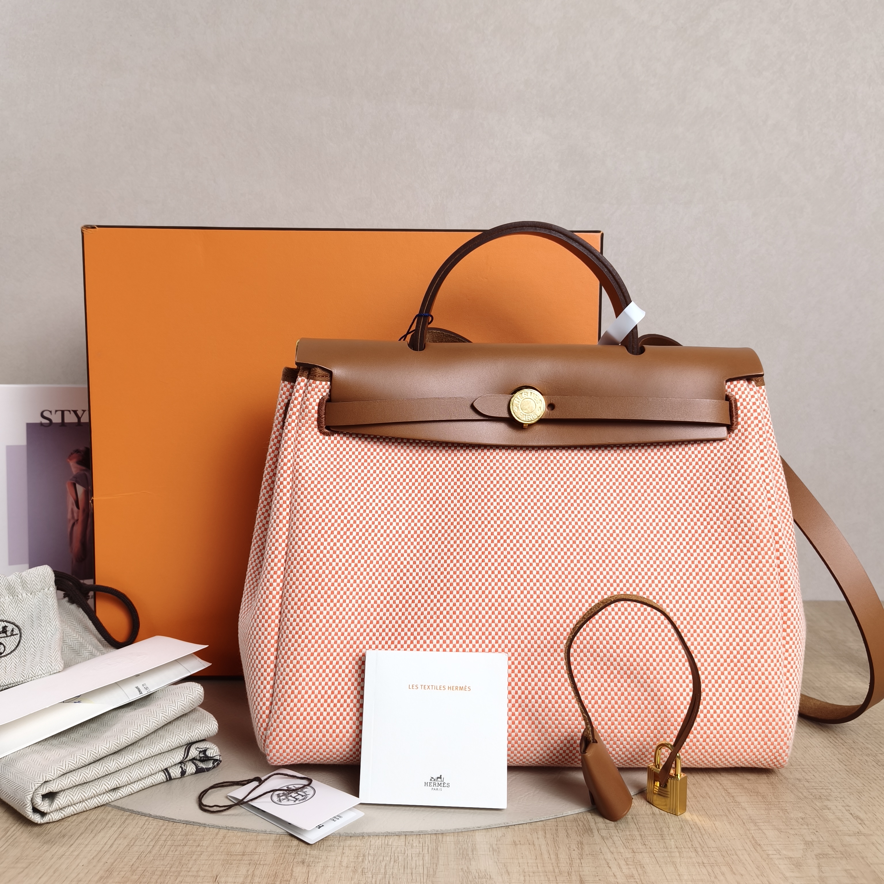 Hermès Shoulder Bag Herbag 31Pink · White Canvas Medium31 × 10 × 25 cm — cover view 10 of 12