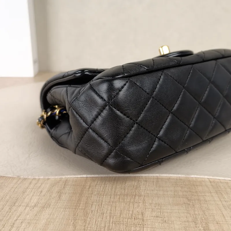 Chanel Crossbody Bag Black Lambskin One Size17 × 8 × 13.5 cm Conditioned — detail view 1 of 16