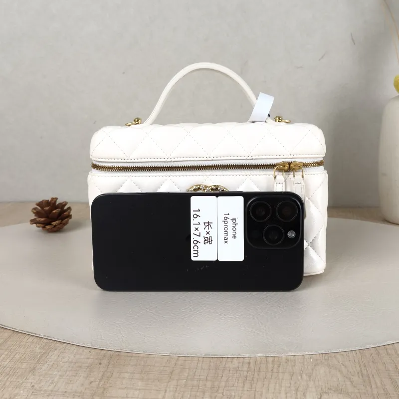 Chanel Crossbody Bag26c lp Vanity Case Bag White Calfskin One Size19.5 × 5 × 17 cm — cover view 4 of 6