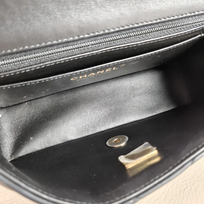 Chanel Crossbody Bag mini Black Lambskin mini 20 × 6 × 12 cm — detail view 4 of 12