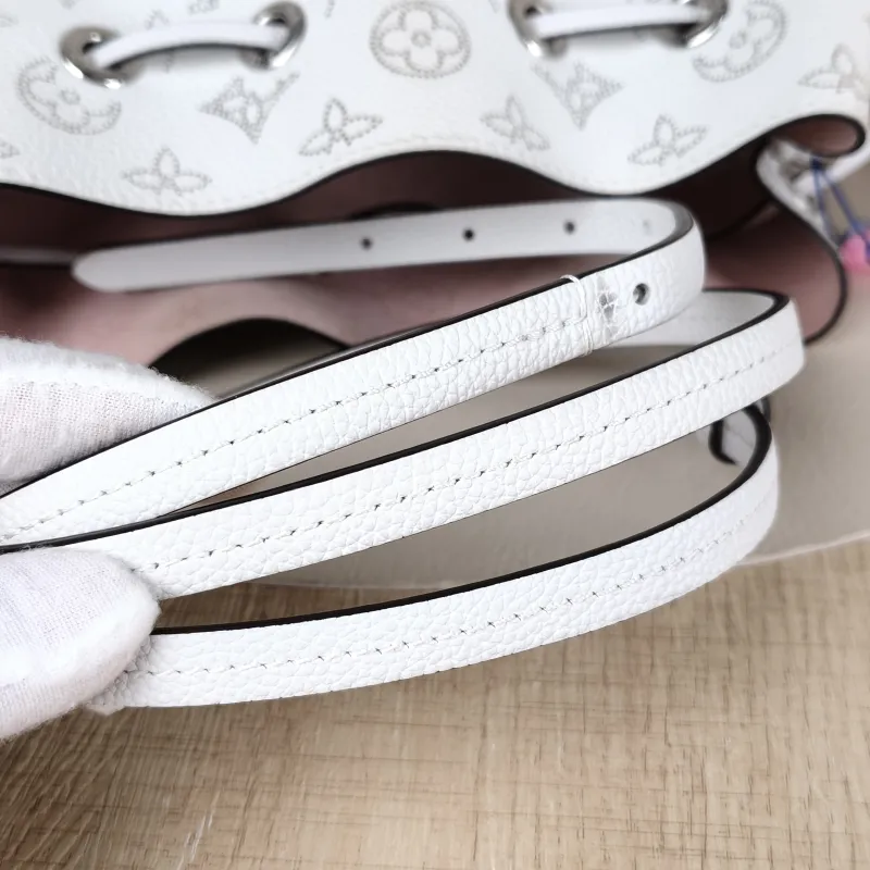 Louis Vuitton Crossbody Bag BELLA Calfskin One Size22 × 14 × 19 cm — detail view 7 of 10