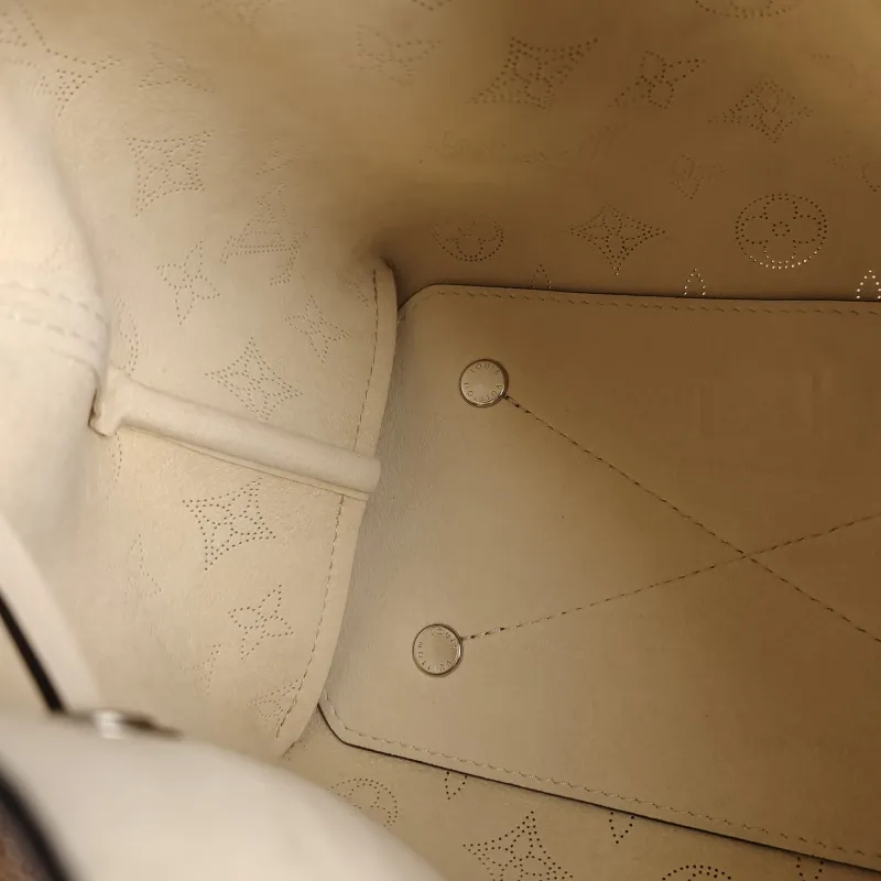 Louis Vuitton Crossbody Bag BELLA Calfskin One Size 22 × 14 × 19 cm — detail view 3 of 9