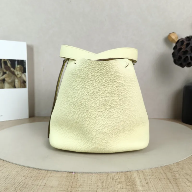 Hermès Top Handle Bag Picotin Lock 18 18 Taurillon Clemence TC Calfskin Small18 × 13 × 18 cm — detail view 9 of 9