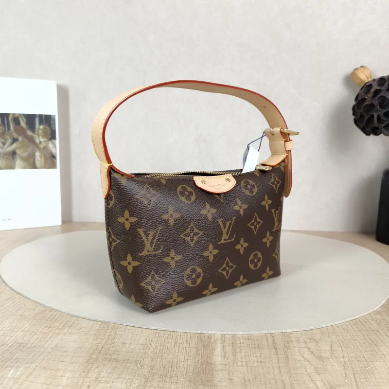 Louis Vuitton Shoulder Bag Pochette Hills Monogram PVC One Size 18.5 × 6.5 × 11 cm — cover view 4 of 6
