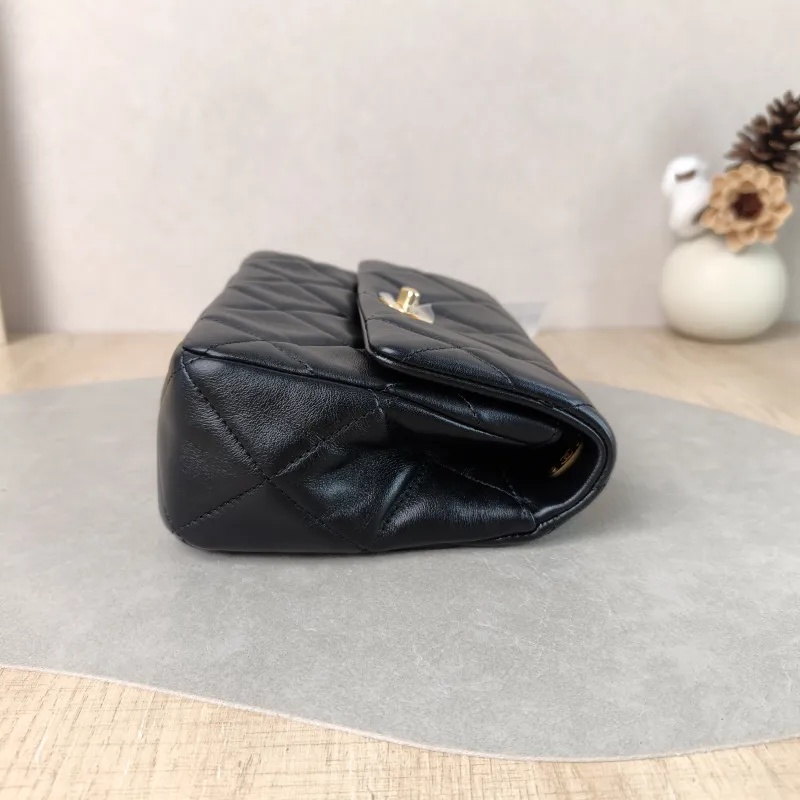 Chanel Crossbody Bag Black Calfskin 18 × 6.5 × 15 cm — detail view 12 of 13