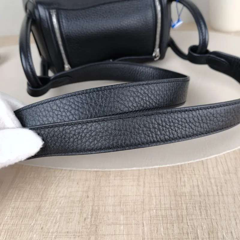 Hermès Crossbody Bag Lindy Mini 19 89Black TC Calfskin Mini 19 × 9.5 × 13 cm K — detail view 3 of 11