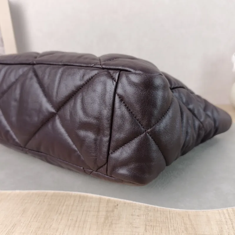 Chanel Shoulder Bag 19 bag Tote Bag Lambskin One Size 33 × 10.5 × 23 cm — detail view 5 of 10