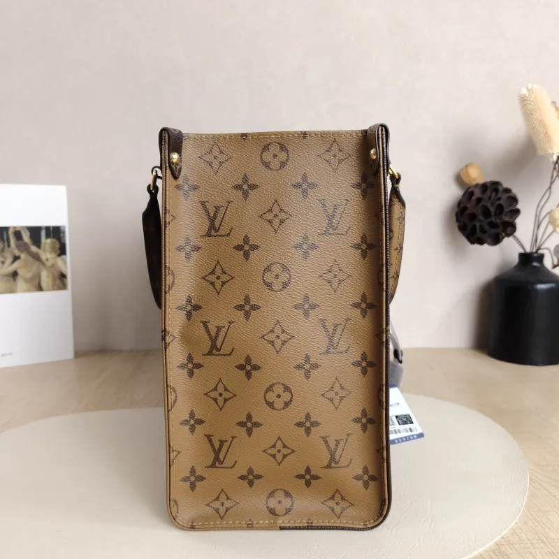 Louis Vuitton Shoulder Bag Onthego Medium Monogram PVC35 × 14 × 27 cm — detail view 10 of 12