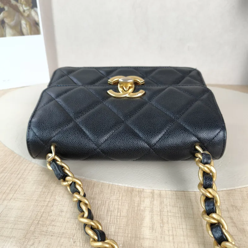 Chanel Crossbody Bag Edition Black Grained Calfskin 20 × 7 × 14.5 cm — detail view 10 of 12