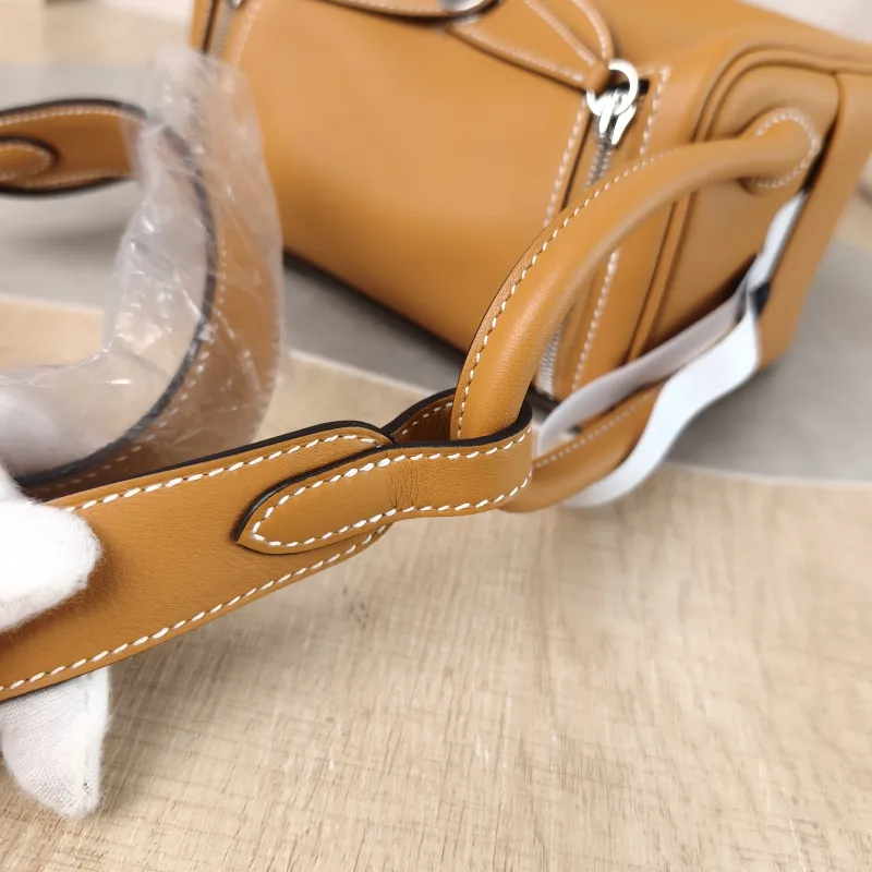 Hermès Crossbody Bag Lindy Mini 19 1H Swift Calfskin Mini 19 × 9.5 × 13 cm G — detail view 5 of 15