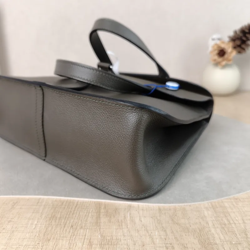 Hermès Shoulder Bag Halzan 25 C6 Green Evercolor Calfskin Small 25 × 8 × 17 cm Y — detail view 9 of 14