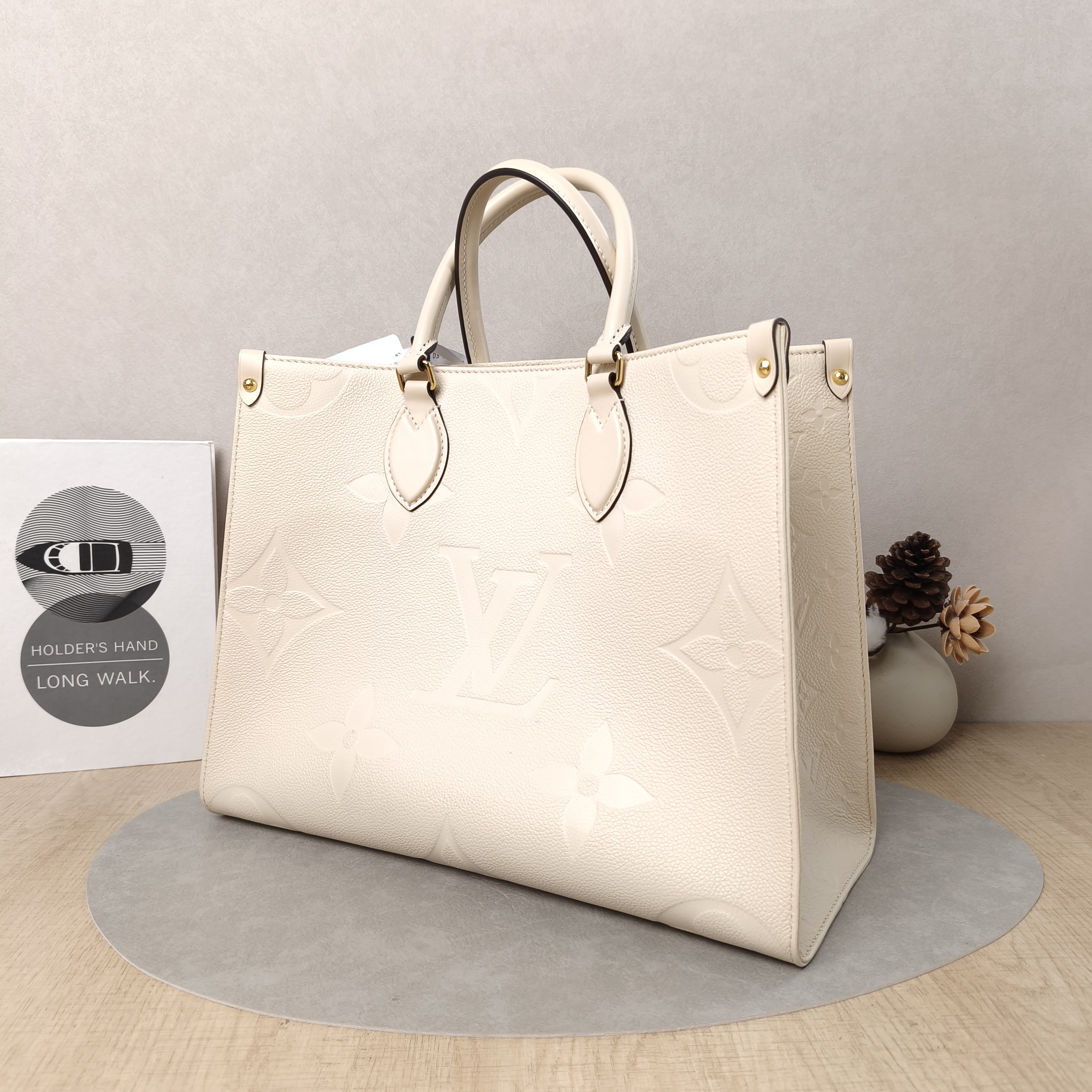 Louis Vuitton Shoulder Bag Onthego Medium White Empreinte Embossed Calfskin Monogram Medium35 × 14 × 27 cm — cover view 3 of 5