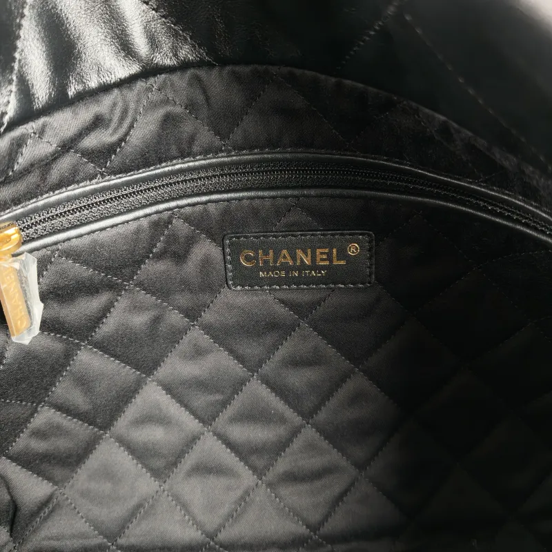 Chanel Shoulder Bag22Bag Black CC alfskin Small35 × 7 × 37 cm — detail view 4 of 14