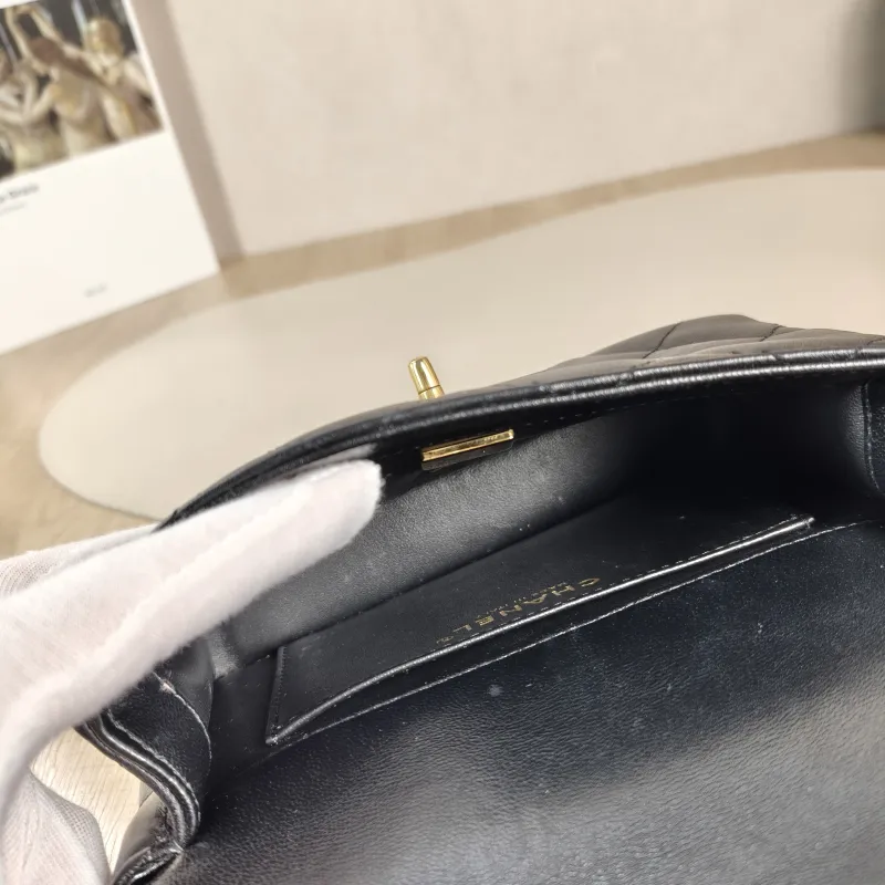 Chanel Crossbody Bag Black Lambskin 18 × 5 × 12 cm — detail view 2 of 11