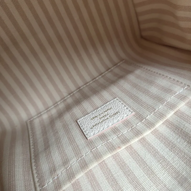 Louis Vuitton Crossbody Bag Speedy20Beige · Pink Empreinte Embossed Calfskin Small20.5 × 12 × 13.5 cm — detail view 8 of 12