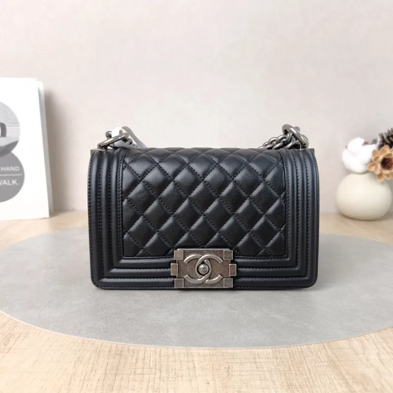 Chanel Crossbody Bag Le Boy​Black Lambskin Small20.5 × 8.5 × 12 cm