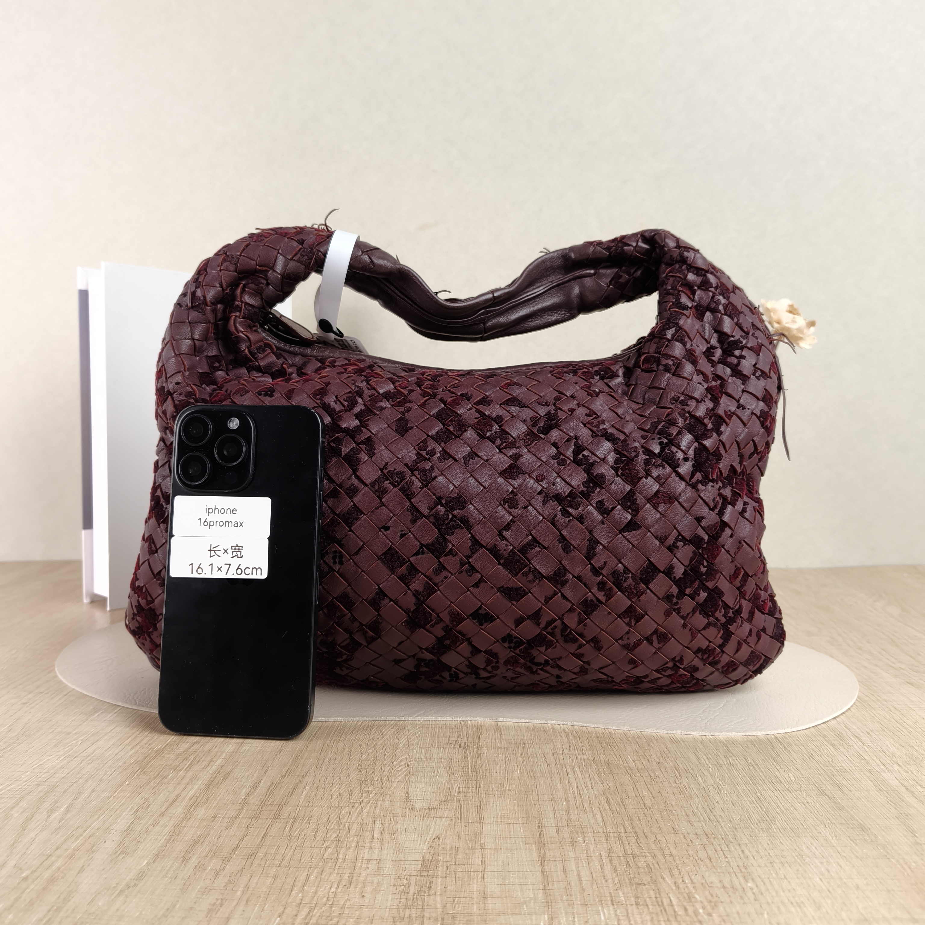 Bottega Veneta Shoulder Bag Veneta Red Lambskin One Size39 × 2 × 23 cm — cover view 5 of 5
