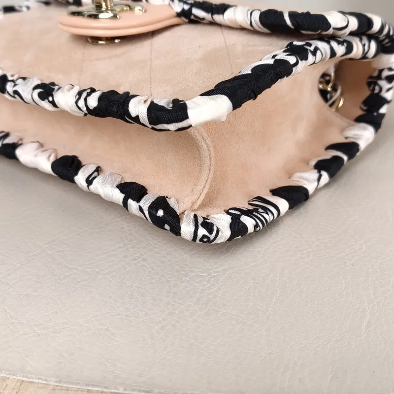 Chanel Crossbody Bag Edition Pink Suede 19 × 5 × 13.5 cm — detail view 1 of 13