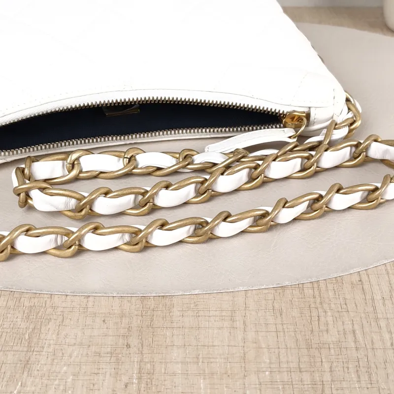 Chanel Crossbody Bag White Lambskin One Size 23 × 6 × 17 cm — detail view 8 of 13