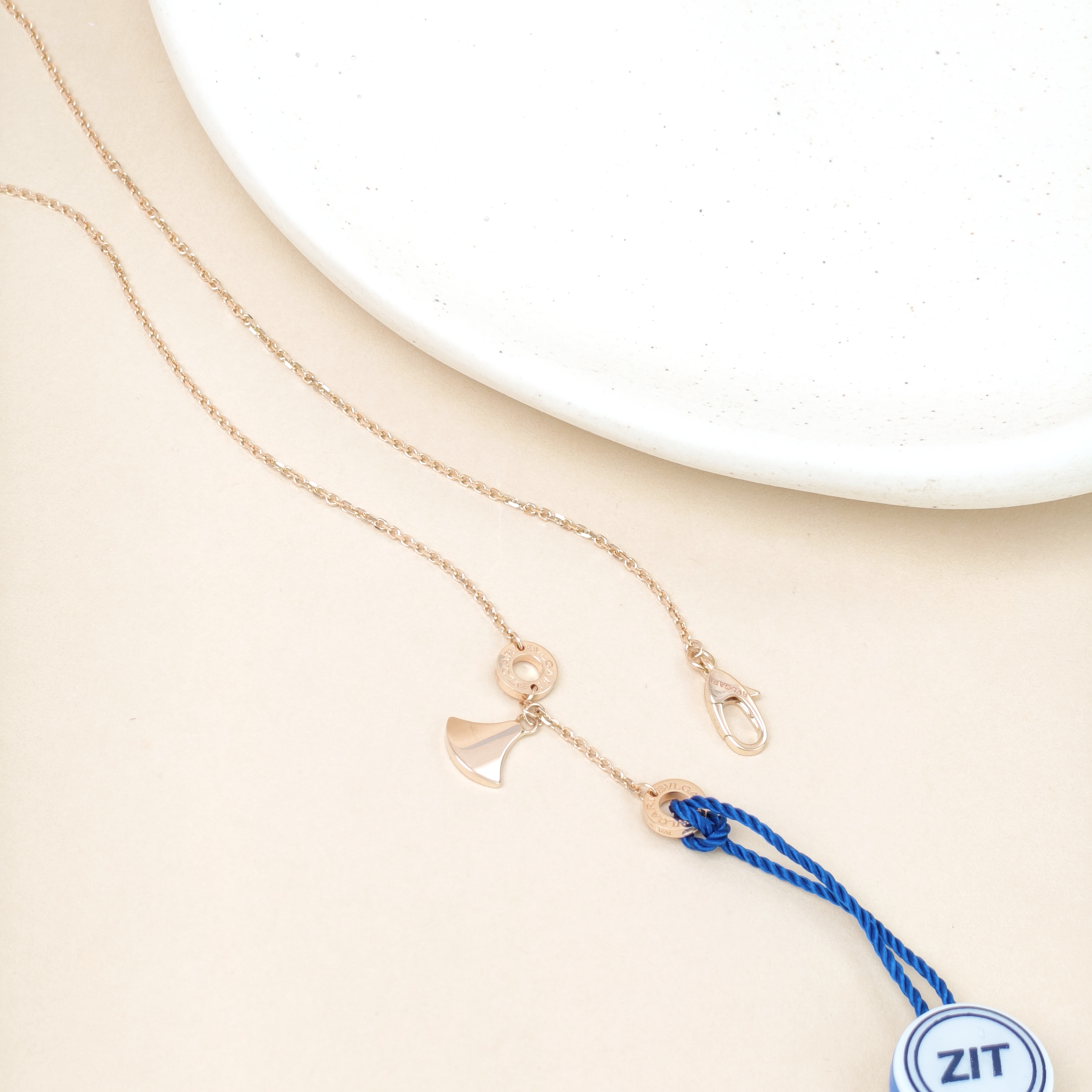 Bvlgari Necklace DIVAS’ DREAM Collection Necklace White Mother-of-Pearl Diamond18KR ose Gold Pendant1.8cm 44cm — cover view 2 of 12