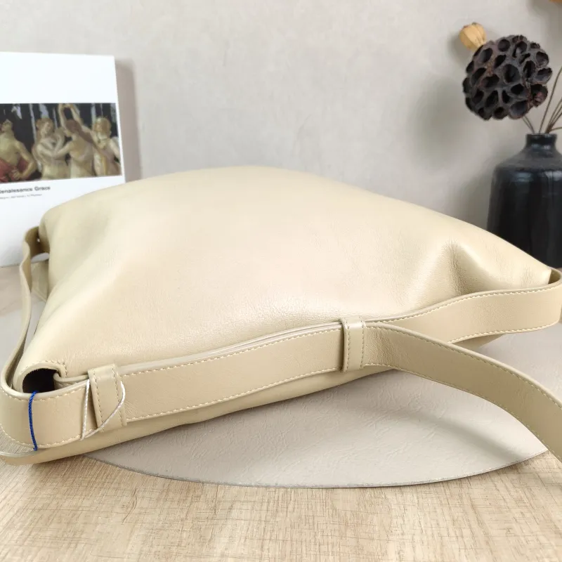 Bottega Veneta Shoulder Bag Cradle Shoulder Bag Yellow Calfskin One Size 39 × 3 × 33 cm — detail view 3 of 10