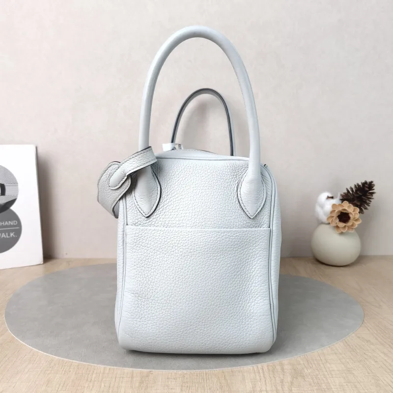 Hermès Crossbody Bag Lindy 30 Taurillon Clemence TC Calfskin One Size30 × 15 × 19 cm — detail view 1 of 14
