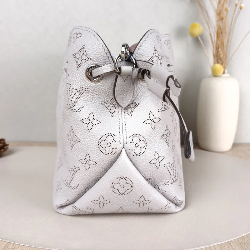 Louis Vuitton Crossbody Bag BELLA Calfskin 22 × 14 × 19 cm — detail view 1 of 10
