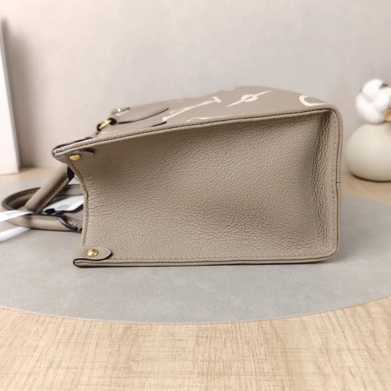 Louis Vuitton Shoulder Bag Onthego · White Empreinte Embossed Calfskin Monogram Small25 × 11.5 × 19 cm — detail view 12 of 13