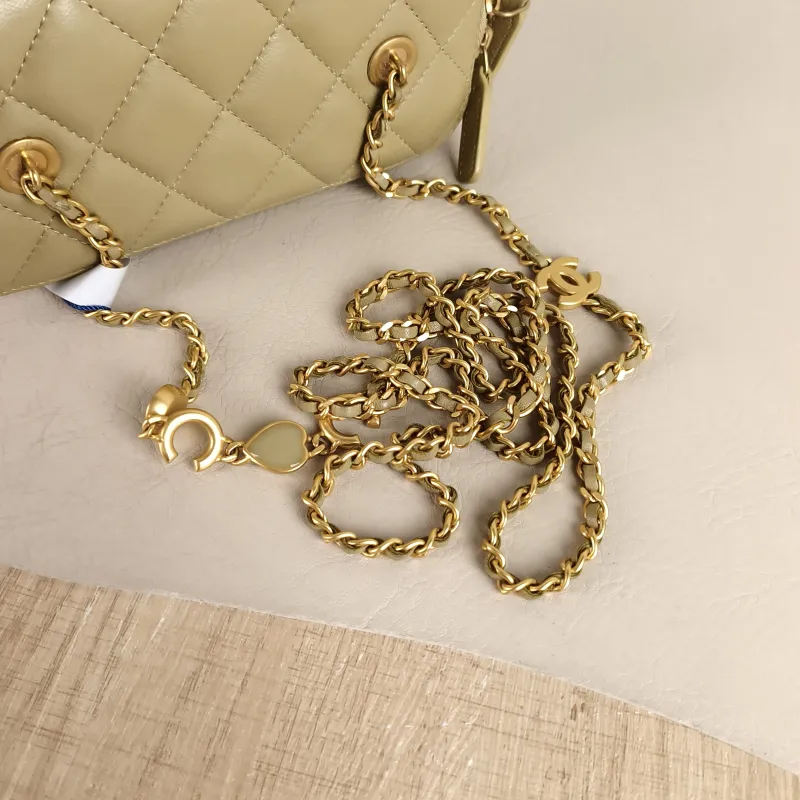 Chanel Crossbody Bag Edition Lambskin One Size 16 × 8 × 9.5 cm — detail view 1 of 10