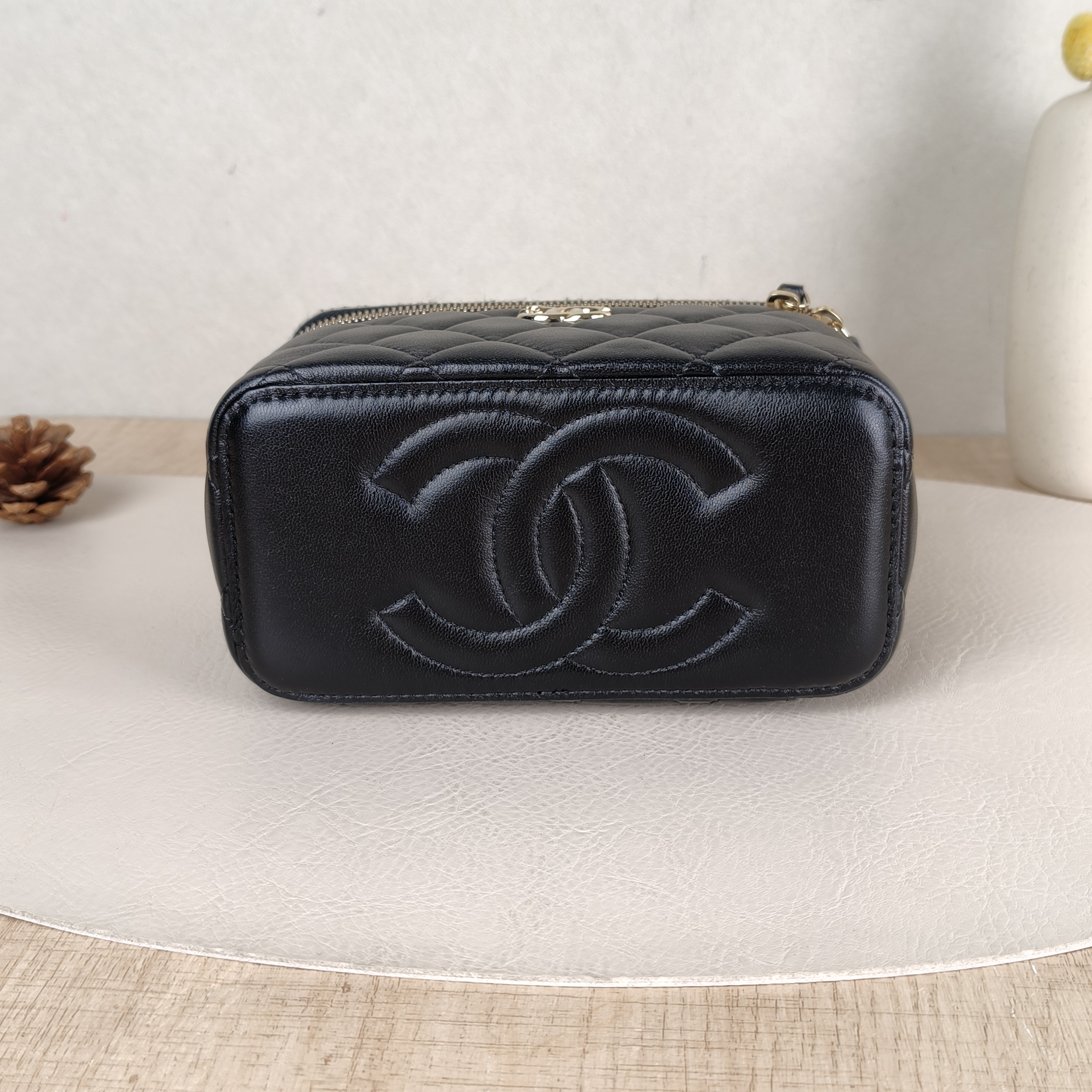 Chanel Crossbody Bag Edition Black Lambskinmini16 × 8 × 9.5 cm — cover view 3 of 5