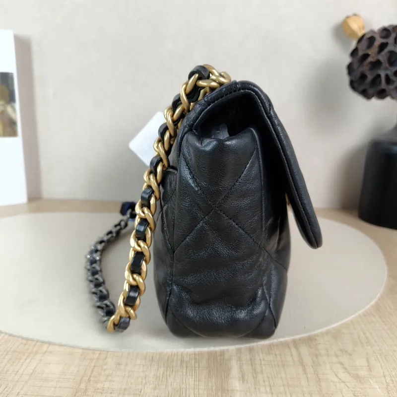 Chanel Crossbody Bag19Bag Black SL ambskin Small26 × 9 × 16 cm — detail view 4 of 13