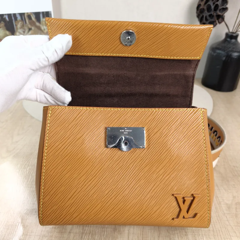 Louis Vuitton Crossbody Bag CLUNY Yellow Epi Embossed Calfskin Mini 20 × 7.5 × 16 cm — detail view 4 of 12