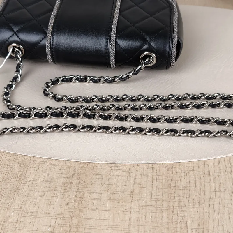 Chanel Crossbody Bag Black Lambskinmini17 × 8 × 13.5 cm — detail view 12 of 13