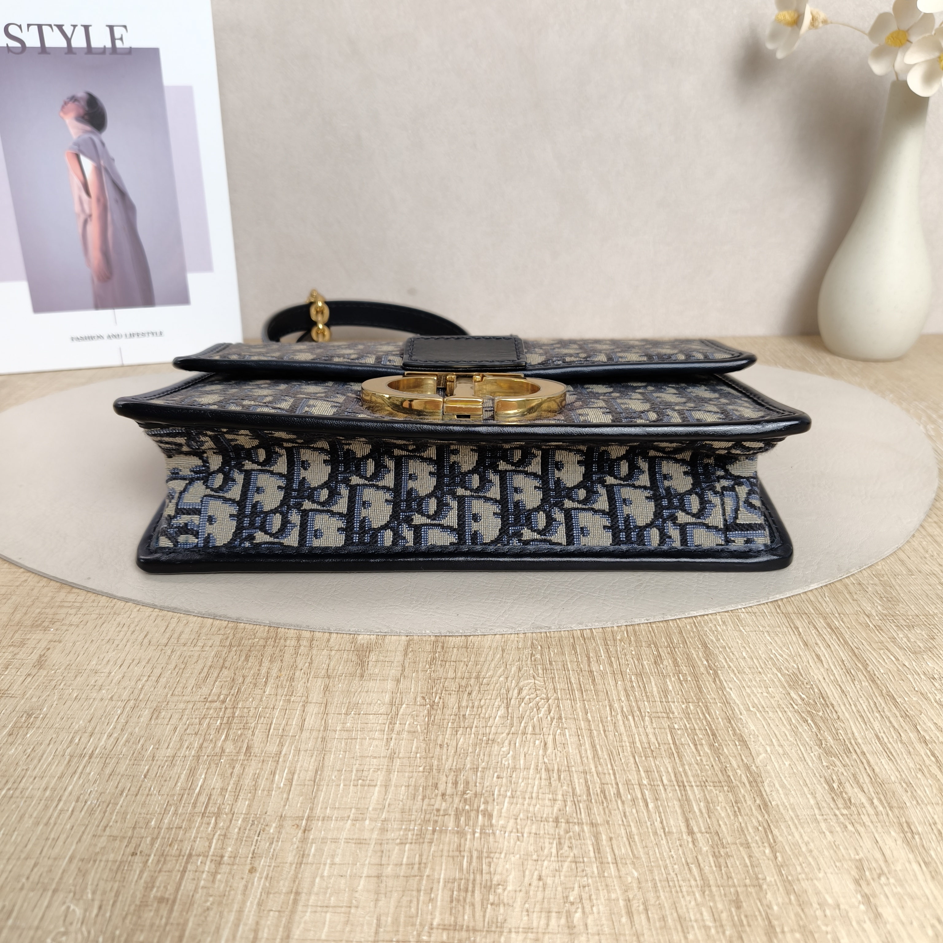 DIOR 30Montaigne 30Medium Monogram Canvas · 25 × 9 × 16.5 cm — cover view 4 of 10