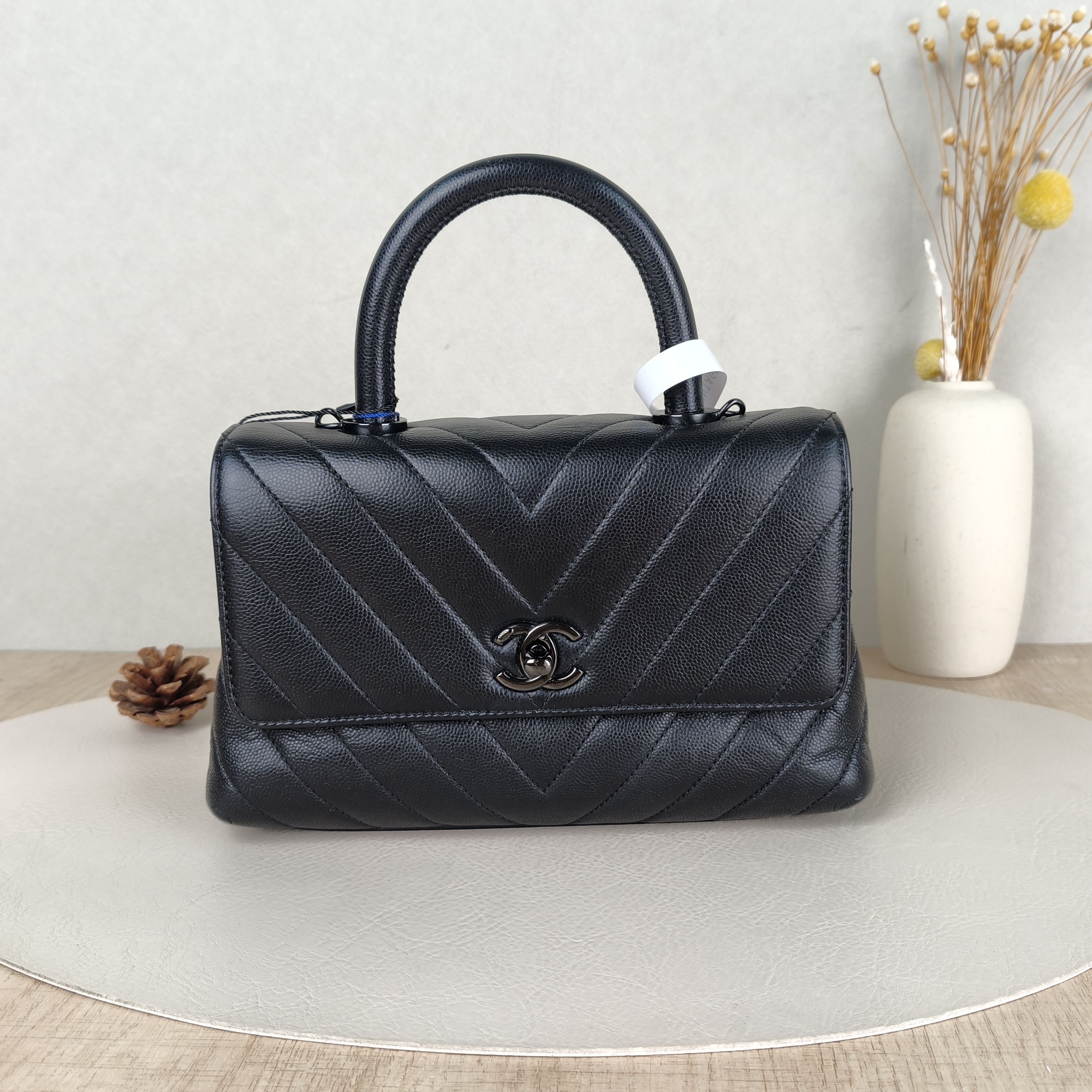 Chanel Crossbody Bagv Coco Handle​Black Calfskin Small24 × 10 × 14 cm