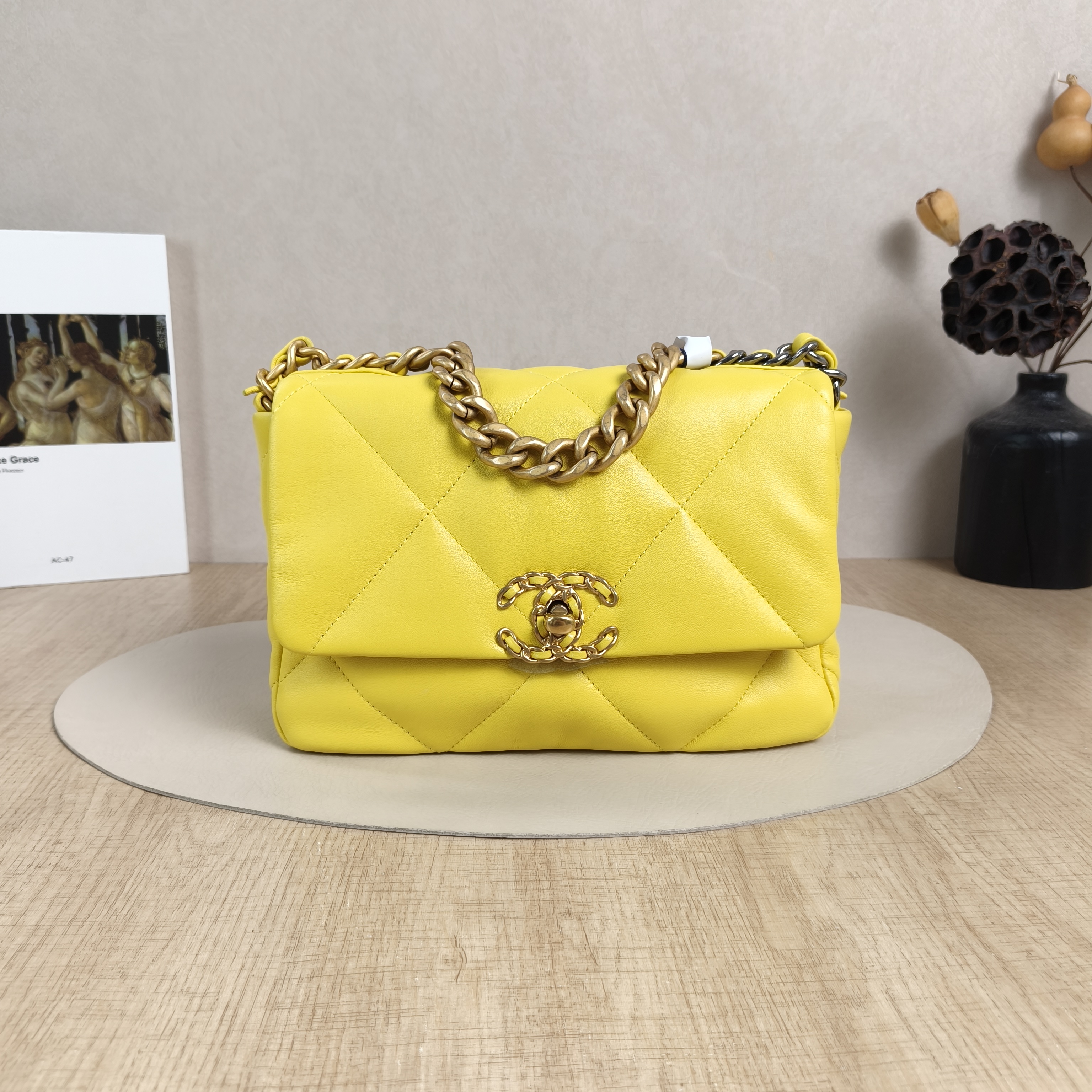 Chanel Crossbody Bag19Bag Yellow Lambskin Small26 × 9 × 16 cm