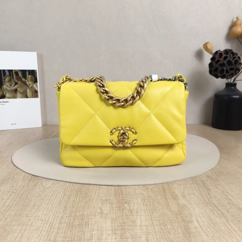 Chanel Crossbody Bag19Bag Yellow Lambskin Small26 × 9 × 16 cm