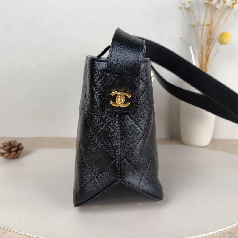 Chanel Crossbody Bag26s Bucket Bag Black Lambskin Small26 × 11 × 19 cm — detail view 5 of 14