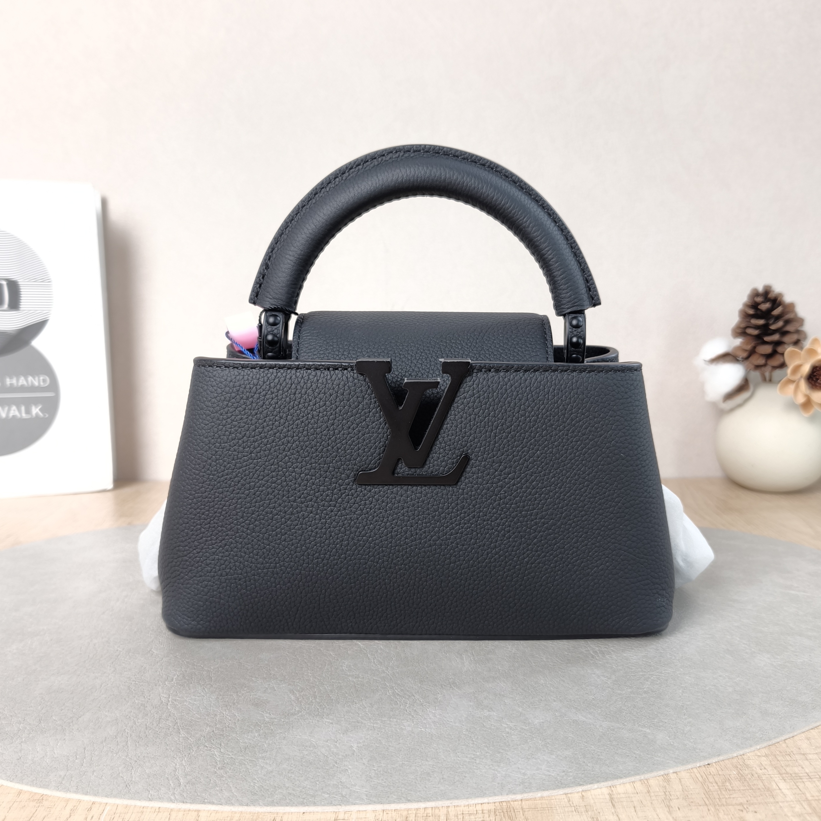 Louis Vuitton Crossbody Bag Capucines East West Black Calfskinmini22 × 8 × 12 cm