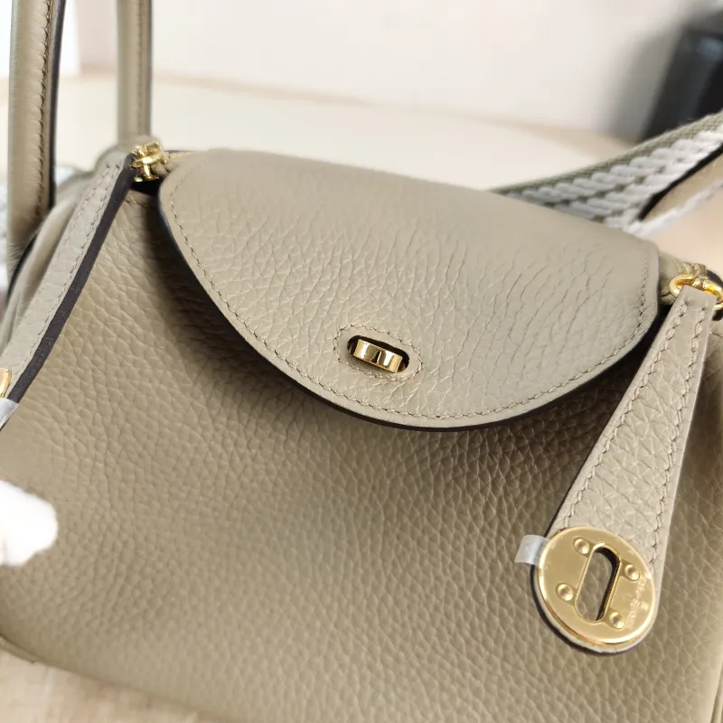 Hermès Crossbody Bag Lindy Mini 19 8Q Beige TC Calfskin Mini 19 × 9.5 × 13 cm G — detail view 11 of 12