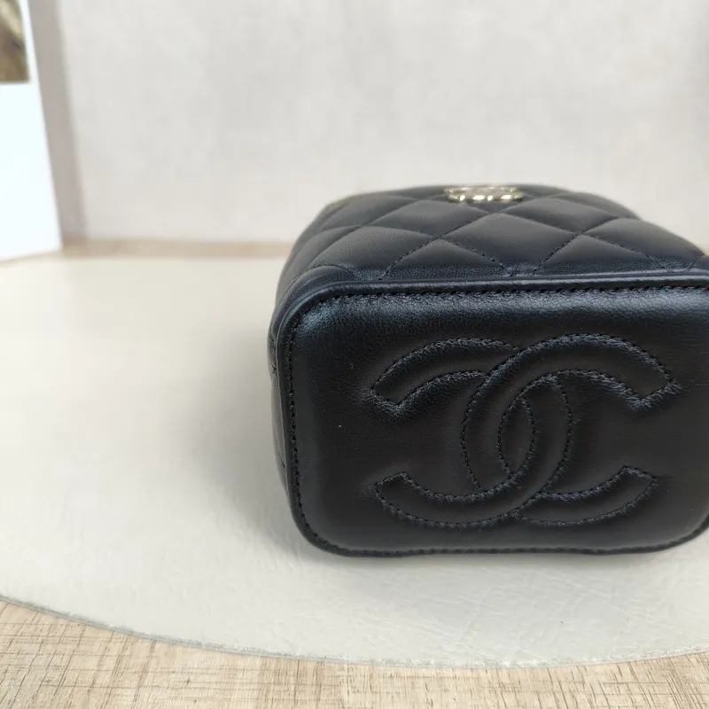 Chanel Crossbody Bag Edition Black Lambskin One Size11 × 7 × 9 cm — detail view 2 of 13