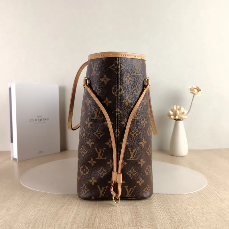 Louis Vuitton Shoulder Bag Neverfull Monogram PVC Medium 31 × 14 × 28 cm — detail view 10 of 11