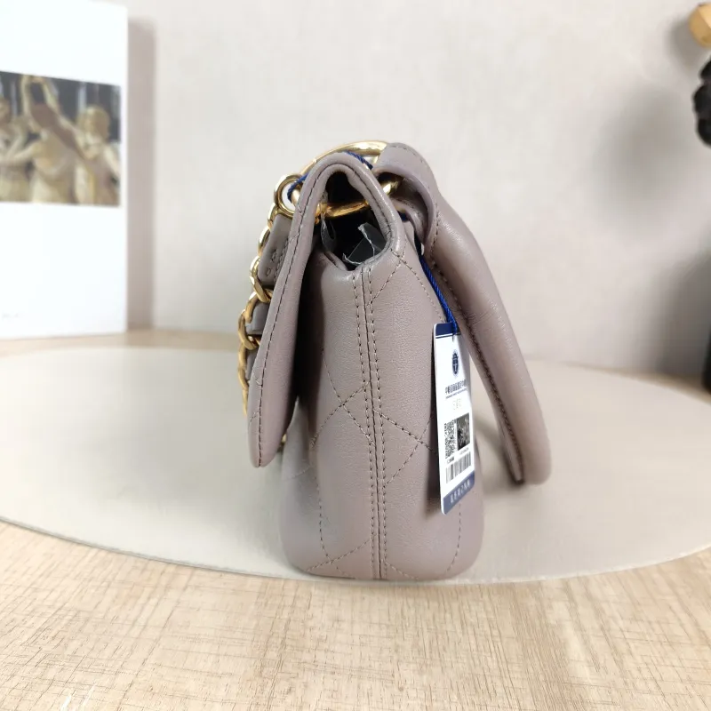 Chanel Shoulder Bag Shoulder Bag Grey Lambskin One Size25 × 5 × 14.5 cm — detail view 11 of 12