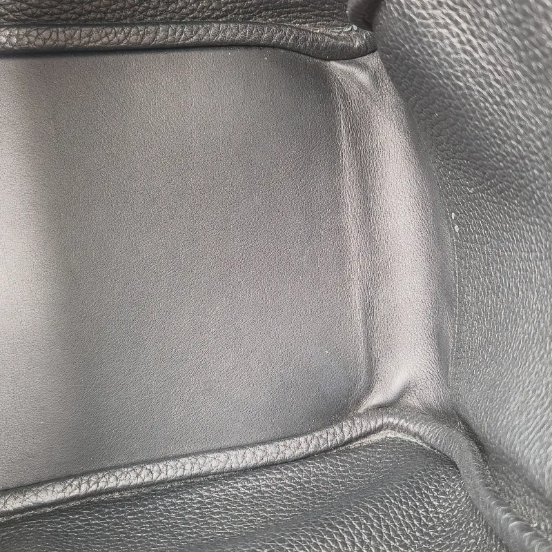 Hermès Crossbody Bag Lindy 3089Black Taurillon Clemence TC Calfskin Medium30 × 15 × 19 cm — detail view 8 of 13