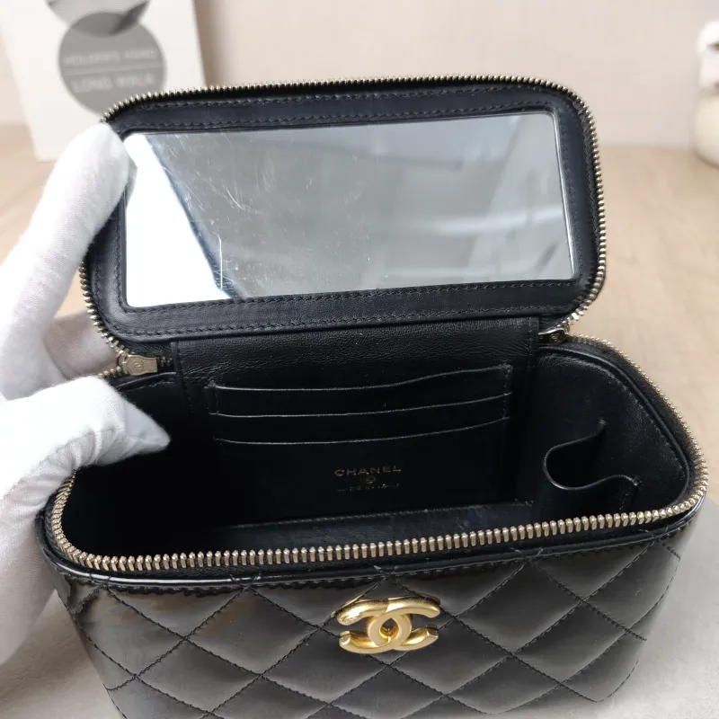 Chanel Crossbody Bag Edition Black Patent Leathermini16 × 8 × 9.5 cm — detail view 3 of 13