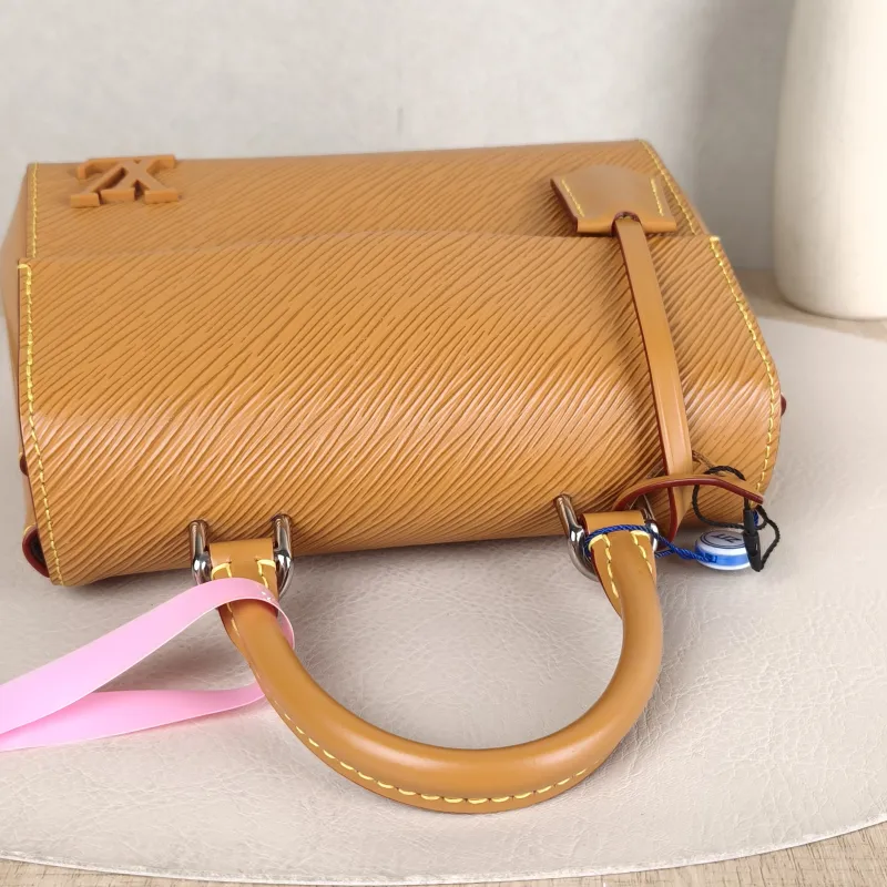 Louis Vuitton Crossbody Bag CLUNY Caramel Epi Embossed Calfskinmini20 × 7.5 × 16 cm — detail view 6 of 15