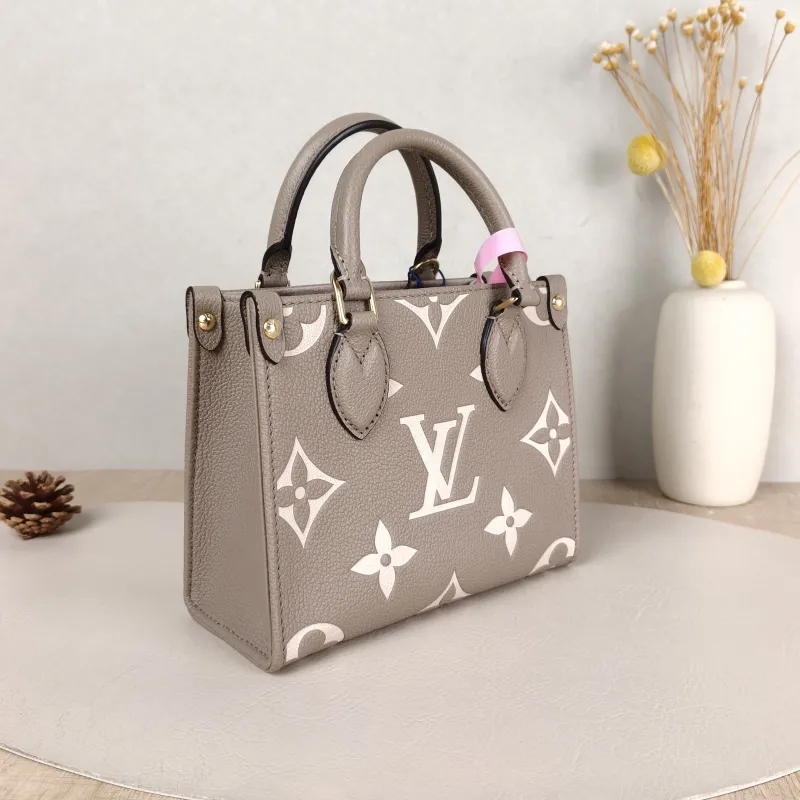 Louis Vuitton Crossbody Bag Onthego BB · White Empreinte Embossed Calfskin BB 18 × 8.5 × 15 cm — cover view 2 of 5